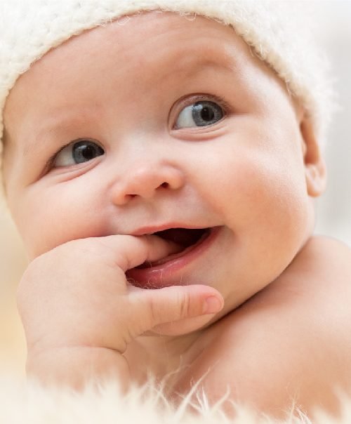 Poussée dentaire, bébé fait ses dents.