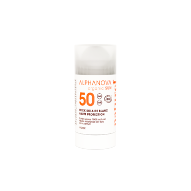 Stick solaire visage blanc SPF50 sur fond blanc, haute protection contre les UV pour une peau protégée et hydratée.