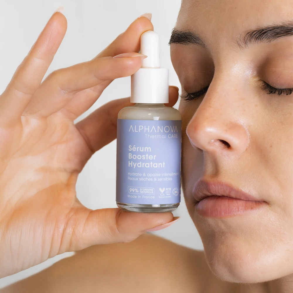 Application sérum hydratant visage matin et soir