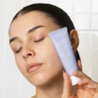 Application crème riche hydratante HYDRA+ sur visage et cou