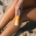 Texture spray solaire minéral SPF 30 transparente sans traces blanches