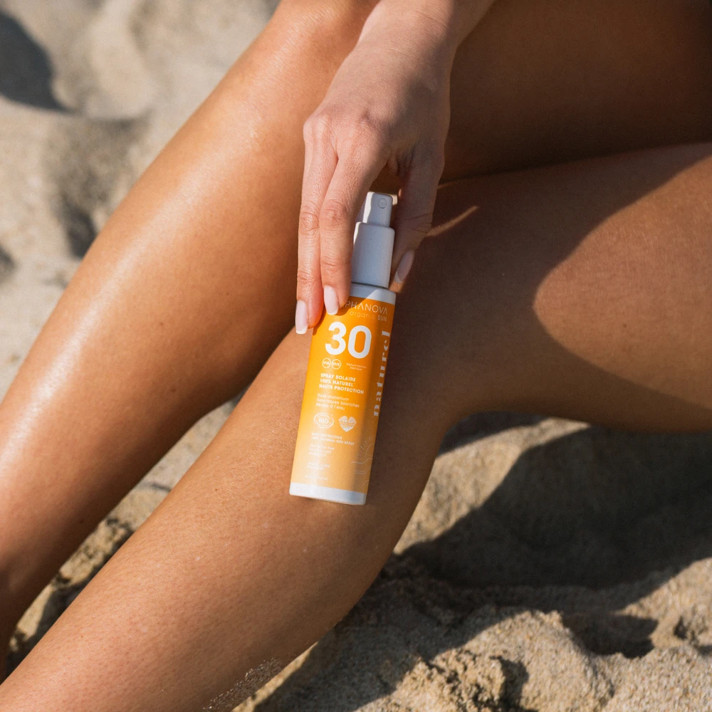 Texture spray solaire minéral SPF 30 transparente sans traces blanches