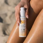 Application spray solaire peau sensible SPF 50+ sur corps et visage