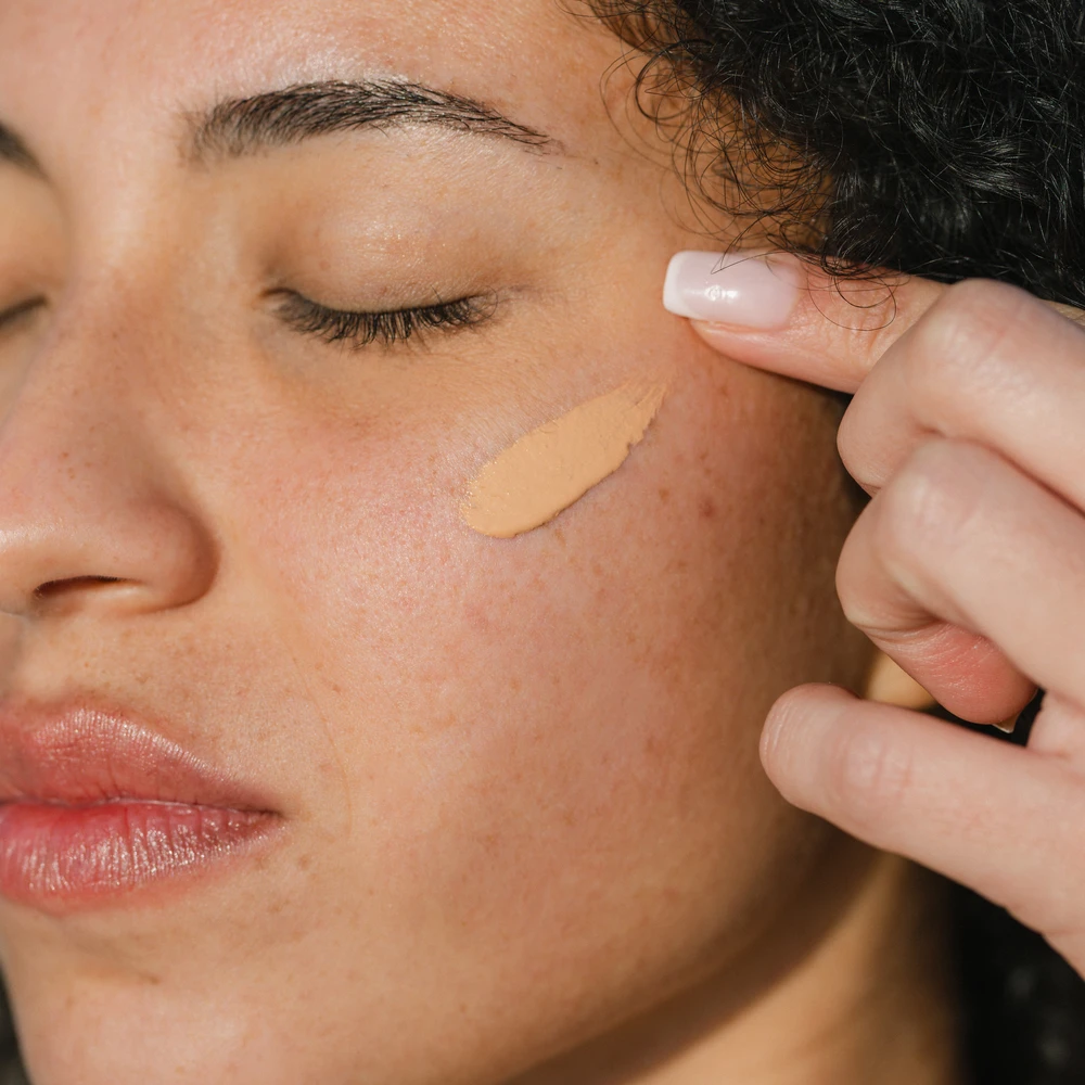 Texture crème solaire teintée nude Alphanova – fini toucher sec