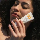 Application crème solaire sensible SPF50+ visage haute tolérance