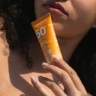 Application crème solaire minérale SPF50+ sur le visage
