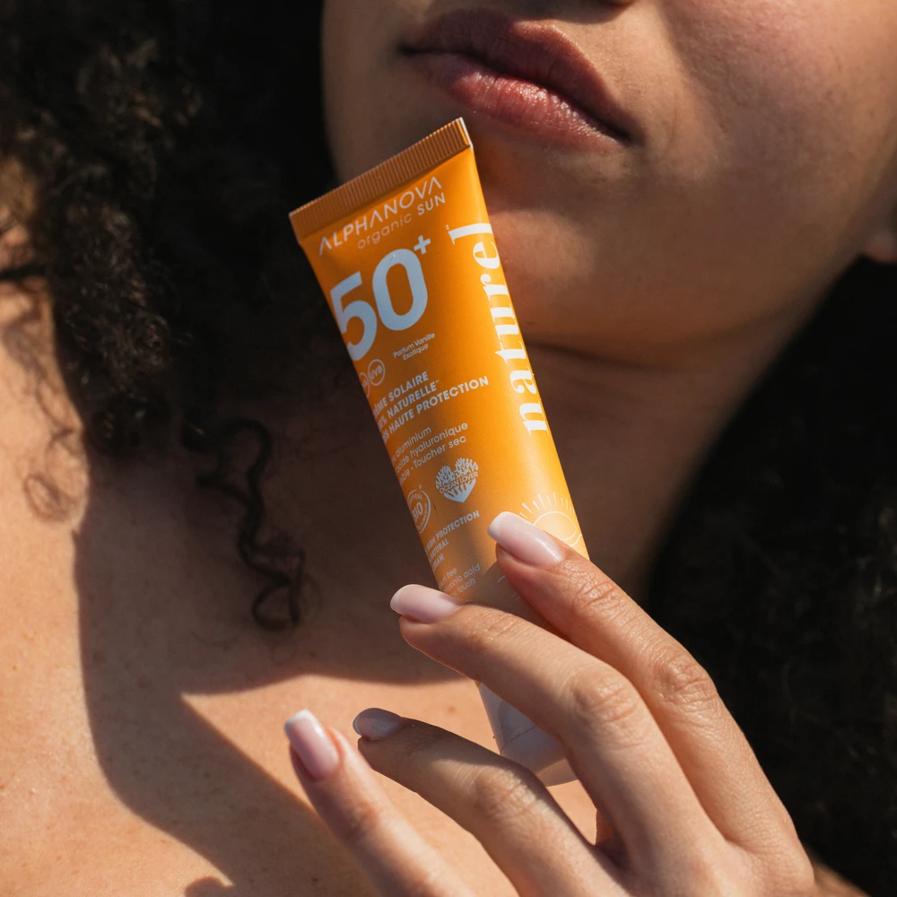 Application crème solaire minérale SPF50+ sur le visage