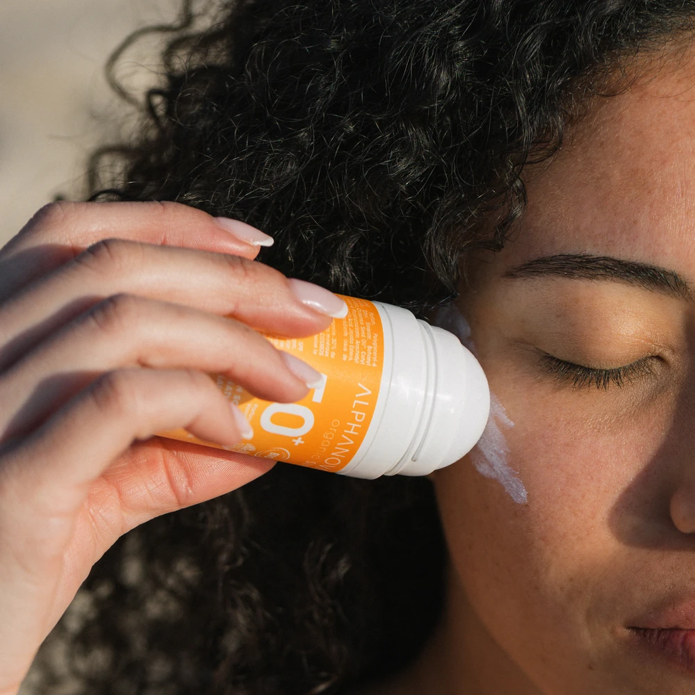 Application roll on solaire sport sur peau – étaler à la main