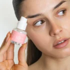 Application contour des yeux anti-rides matin et soir