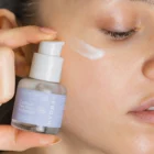 Texture légère du contour des yeux hydratant à l’acide hyaluronique