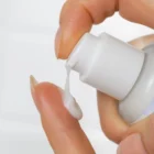 Application du contour des yeux hydratant en tapotant délicatement