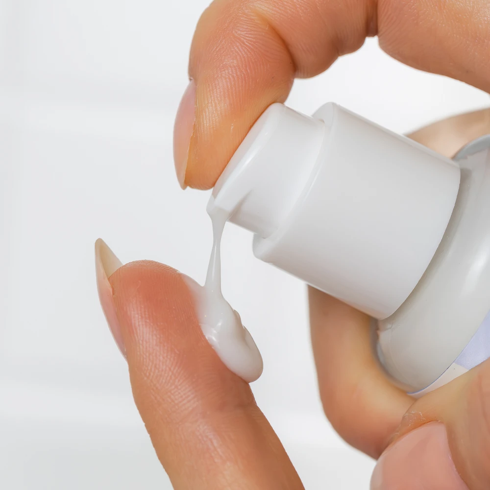 Application du contour des yeux hydratant en tapotant délicatement