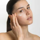 Application gel crème hydratant sur visage et cou le matin