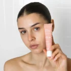 Application crème anti-rides régénérante sur visage et cou