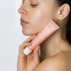 Application crème anti-rides régénérante sur le visage et le cou