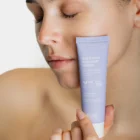 Application gel crème hydratant sur visage et cou le matin