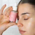 Application sérum anti-rides matin et soir