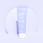 Crème riche hydratante HYDRA+ sur fond 3D uni