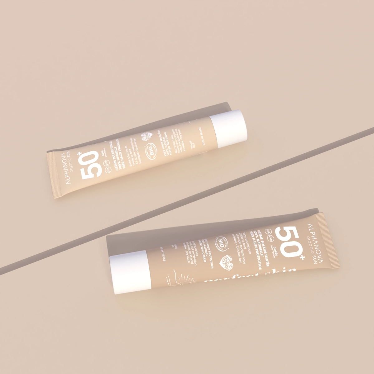 Tube crème solaire teintée nude SPF50+ Alphanova sur fond uni