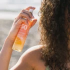 Application eau solaire biphase SPF 50 visage corps cheveux