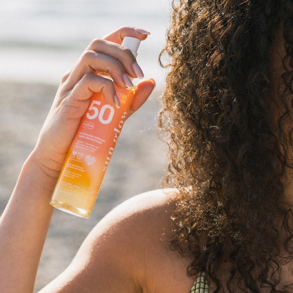 Application eau solaire biphase SPF 50 visage corps cheveux
